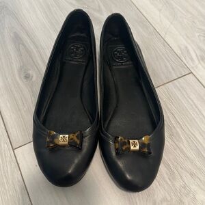 Tory Burch Black Leather Flats with Tortoise Bow